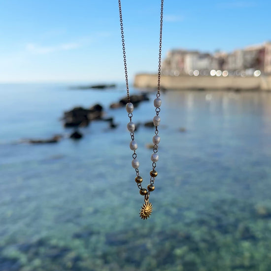 Video von der Sonnenkette mit Meer im Hintergrund