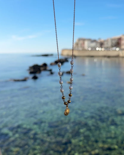 Video von der Sonnenkette mit Meer im Hintergrund